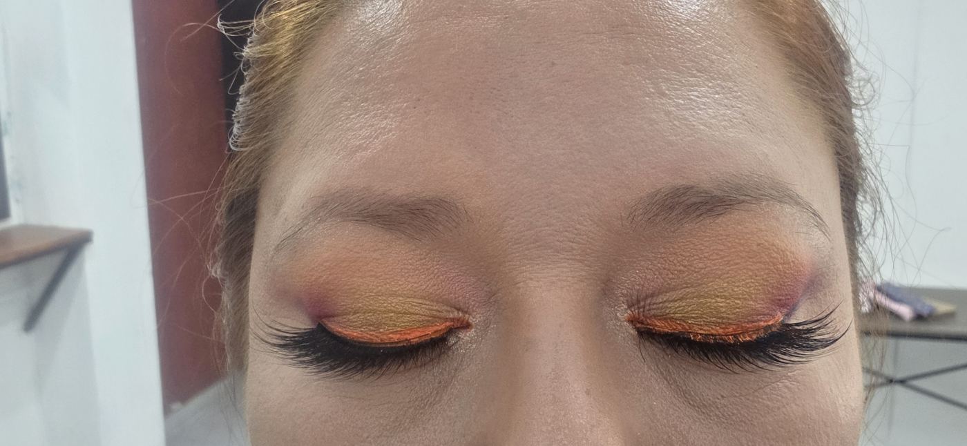 Ojos cerrados con sombra en degradado naranja y rosa, trabajo en clase