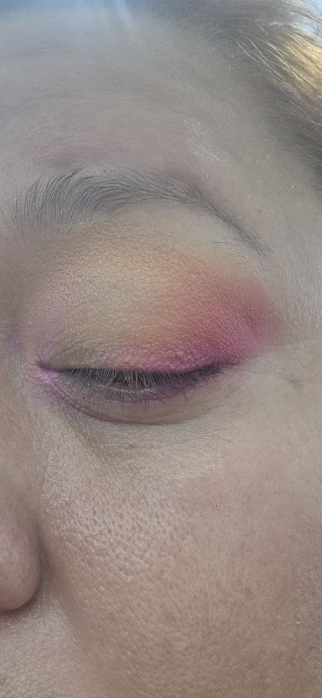 Primer plano de ojo con sombra rosa y amarilla difuminada