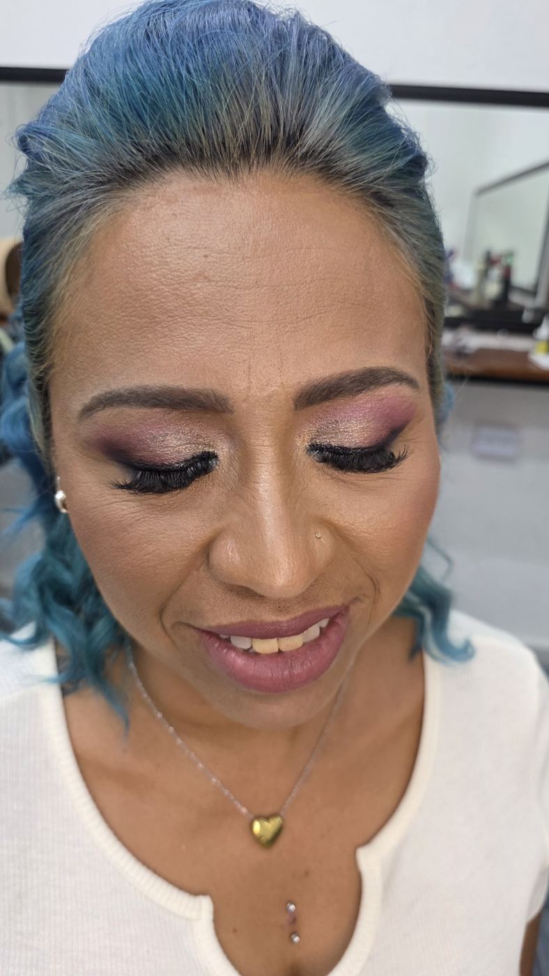 Maquillaje de ojos lila con pestañas, modelo de cabello azul